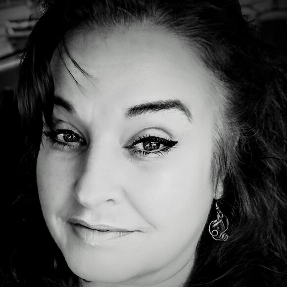 Meet your Posher, Stephanie - Picture 1 of 2